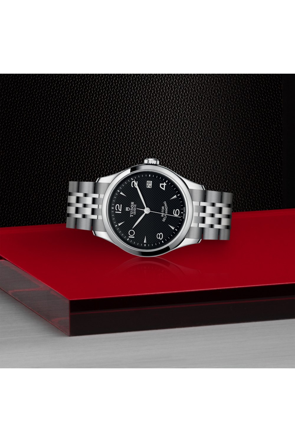 M91450-0002-1926-TUDOR_layingdown