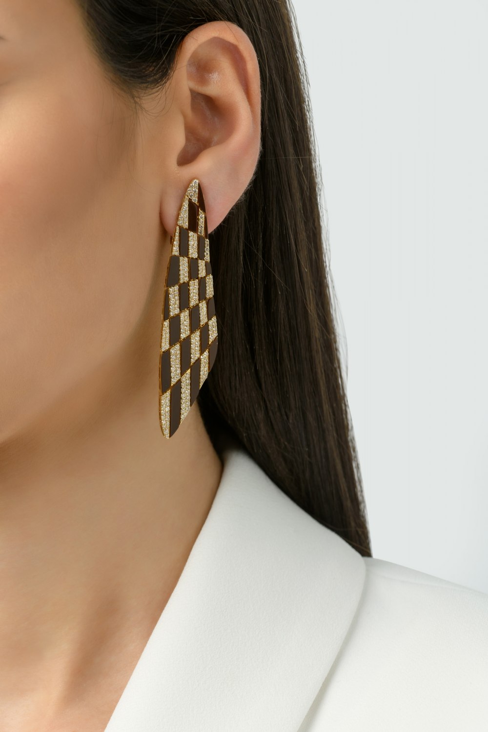 SKE.221748-Brown Ceramic and Diamond Earrings-SUTRA-Model